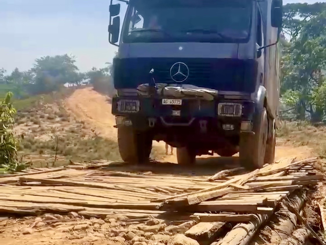 Ellie beim Campen in der Weite Afrikas