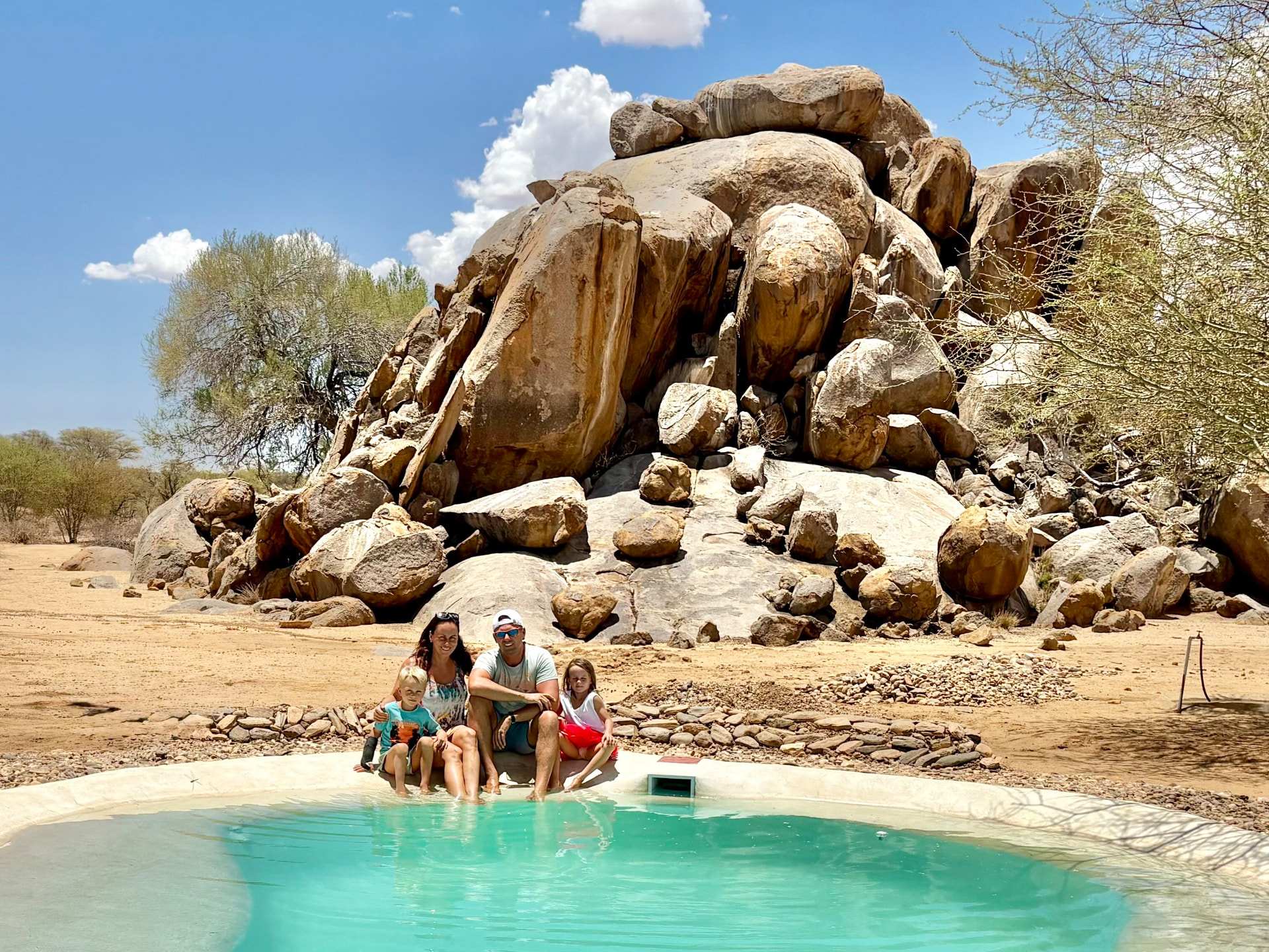 Unsere Familie am Pool vor den grossen Granitfelsen