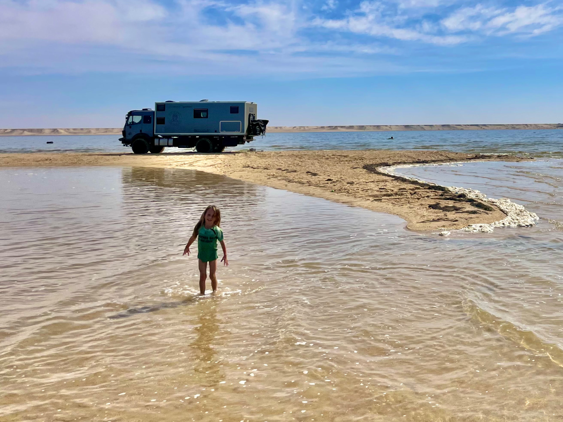 Lernen unterwegs – unsere Tochter an einer Sandbank in Afrika