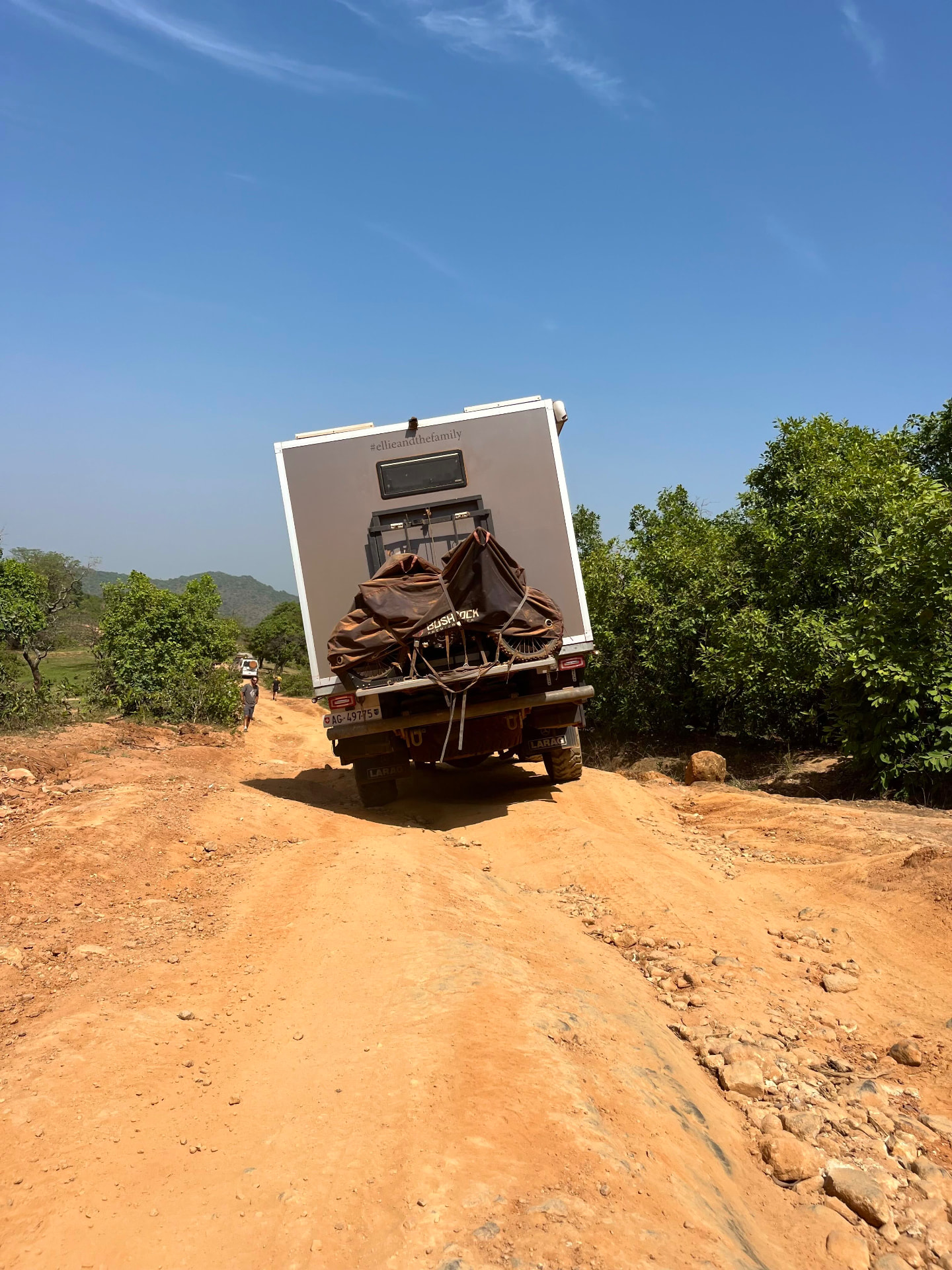 Ellie auf einer roten Piste in Afrika