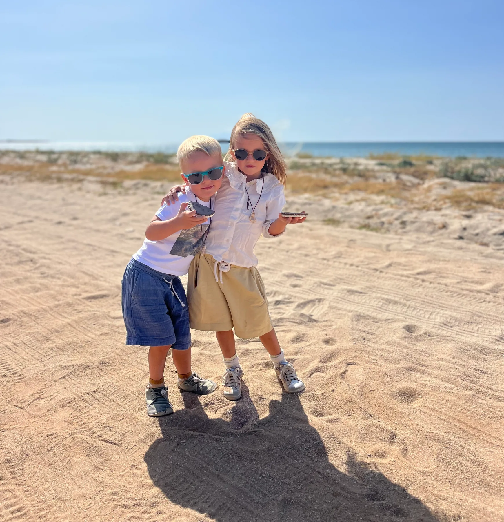 Sherine und Sam Jay mit Muscheln am Strand