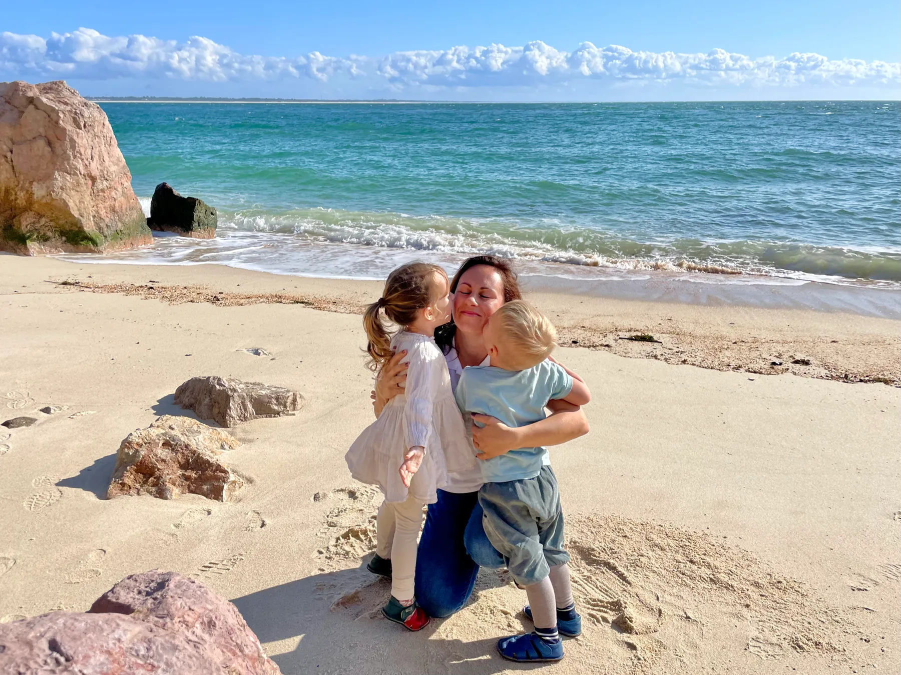 Romy mit Sherine und Sam Jay am Strand